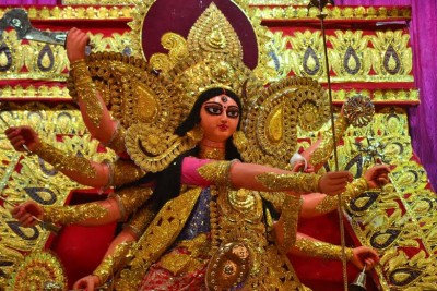 Mahasaptami: Kolkatans soak in festive spirit
